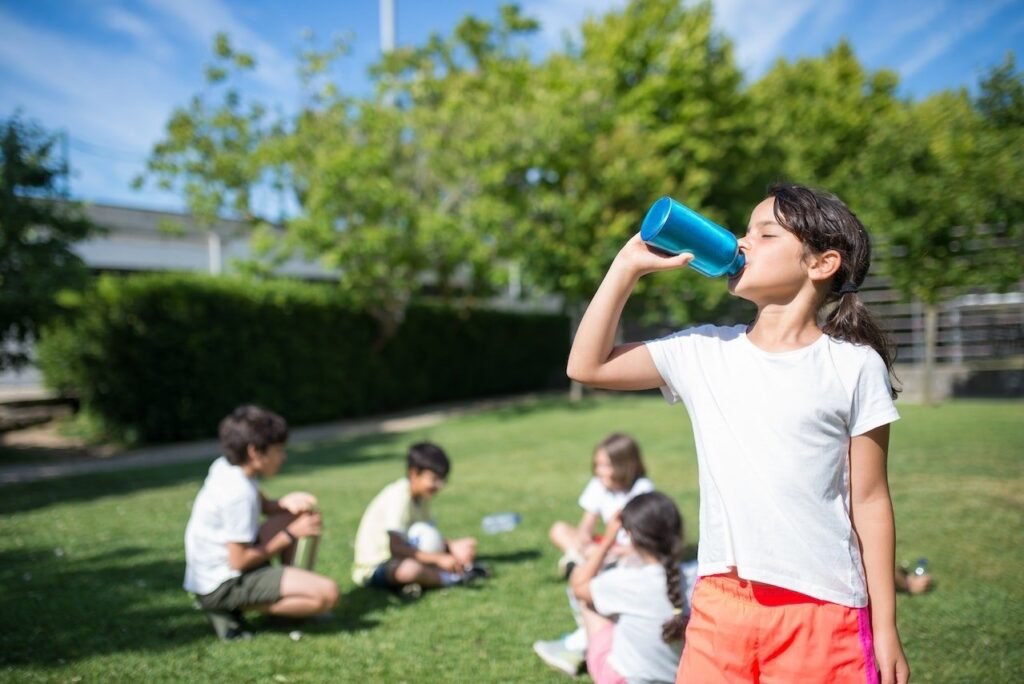 Dehydration symptoms in children: keep them hydrated during summer